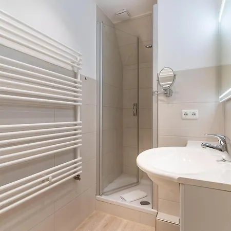 Mit Kamin In Einer Eigentumswohnung, Cleaning Included 아파트 *